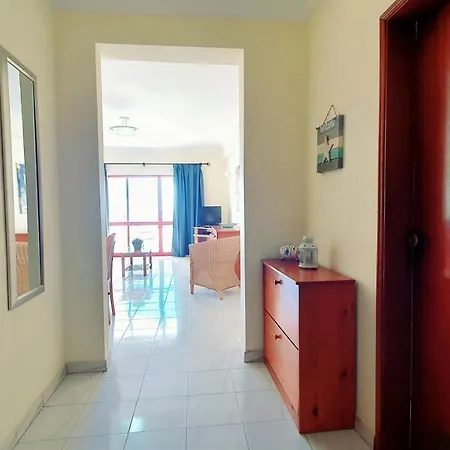 Seaside Serenity: 1br With Breathtaking Ocean View Апартаменты