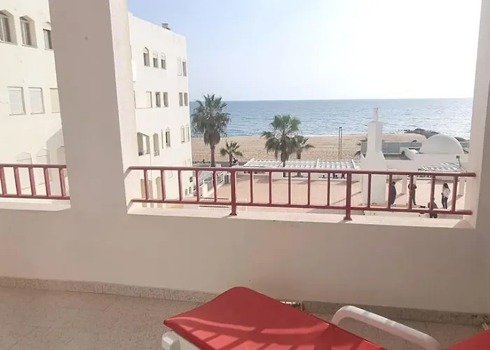 Seaside Serenity: 1br With Breathtaking Ocean View Apartamento