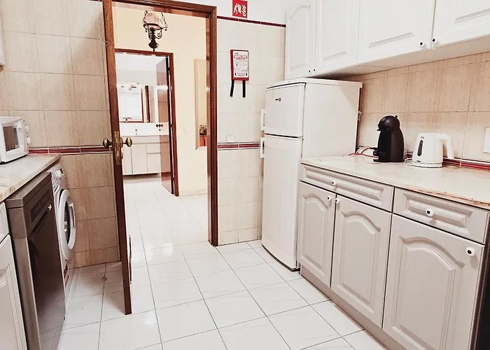 Seaside Serenity: 1br With Breathtaking Ocean View Apartamento