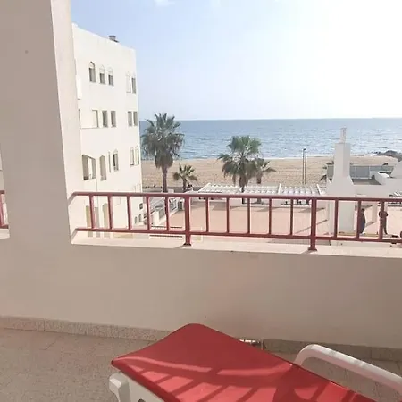 Seaside Serenity: 1br With Breathtaking Ocean View Apartamento